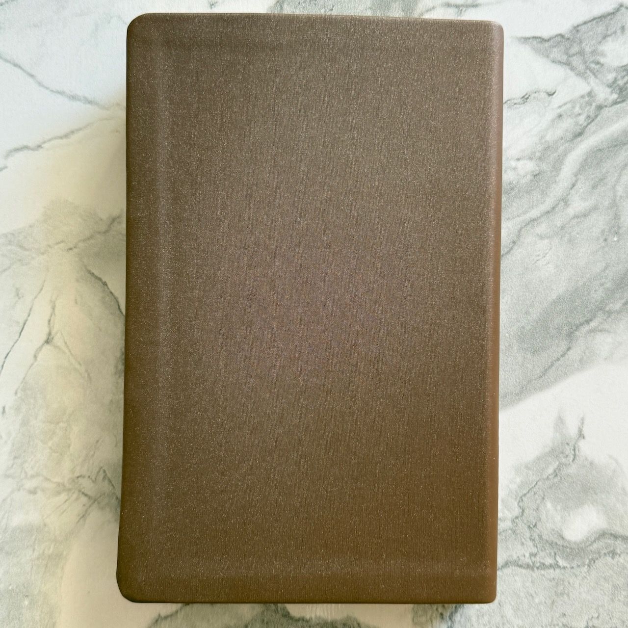 Библия 055 код 26055-42 термо штамп "Библия с вензелем", переплет из эко кожи, цвет коричневый блестящий, средний формат, 143*220 мм