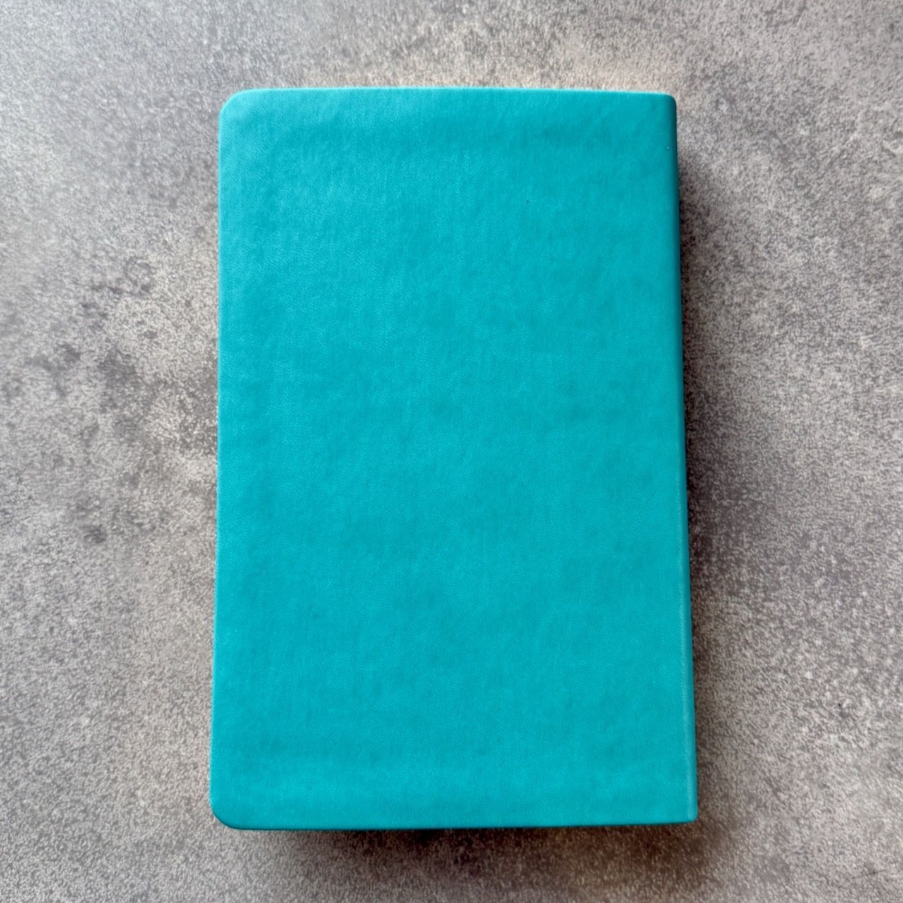 Дисконт №3  замятие 1 страницы Исход 13:13 стих. Библия 055 код 25055-60 дизайн "Библия с вензелем", переплет из эко кожи, цвет бирюзовый, средний формат, 143*220 мм