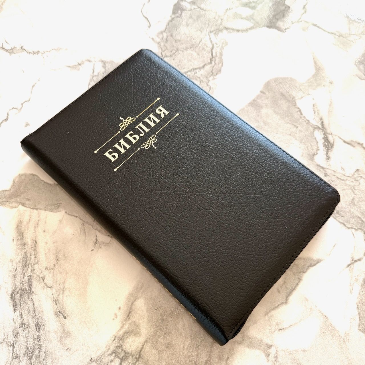 Библия 055zti код 26055-3 слово "Библия с вензелем", кожаный переплет на молнии с индексами, цвет черный пятнистый, средний формат, 143*220 мм