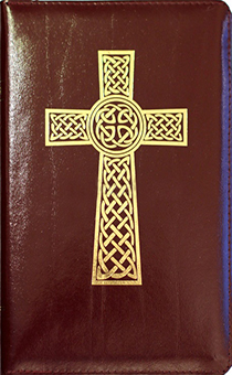 Библия 048  код 36.1, кельтский крест,кожаный переплет, бордо, средний формат, 130*195мм,парал. места по центру страницы, 2 закладки, цветные карты, план чтения Библии 