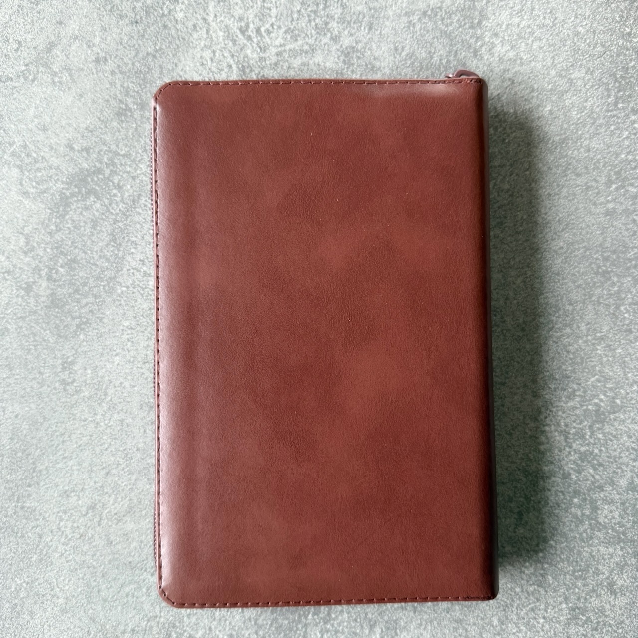 Библия 048 zti код 25048-25  дизайн "термо штамп руки молящегося", кожаный переплет на молнии с индексами, цвет коричневый, формат 125*195 мм