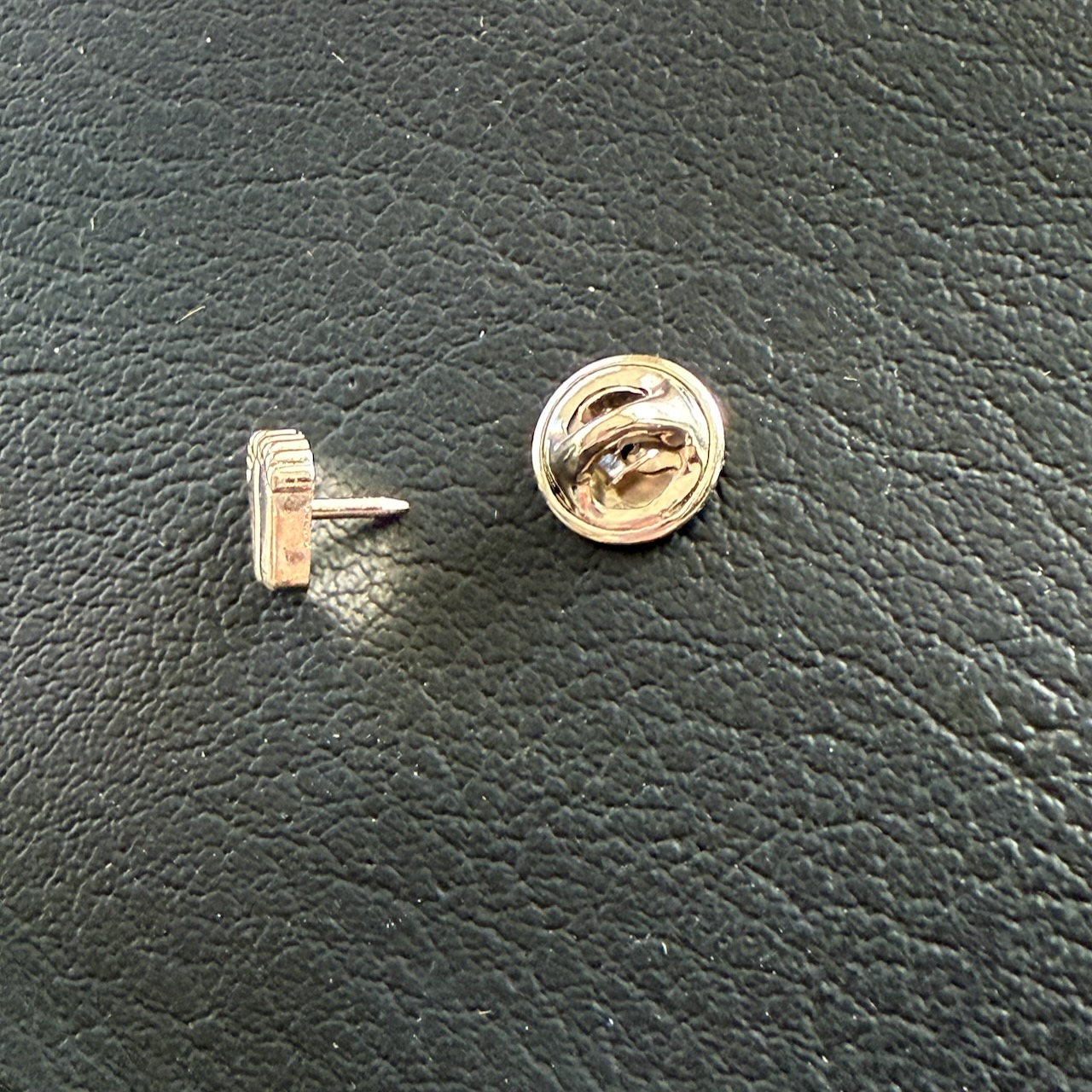 Значок "Пяточки", оригинальный размер 10 недельного ребенка,  металлический , цвет "серебро", размер 10*10 мм