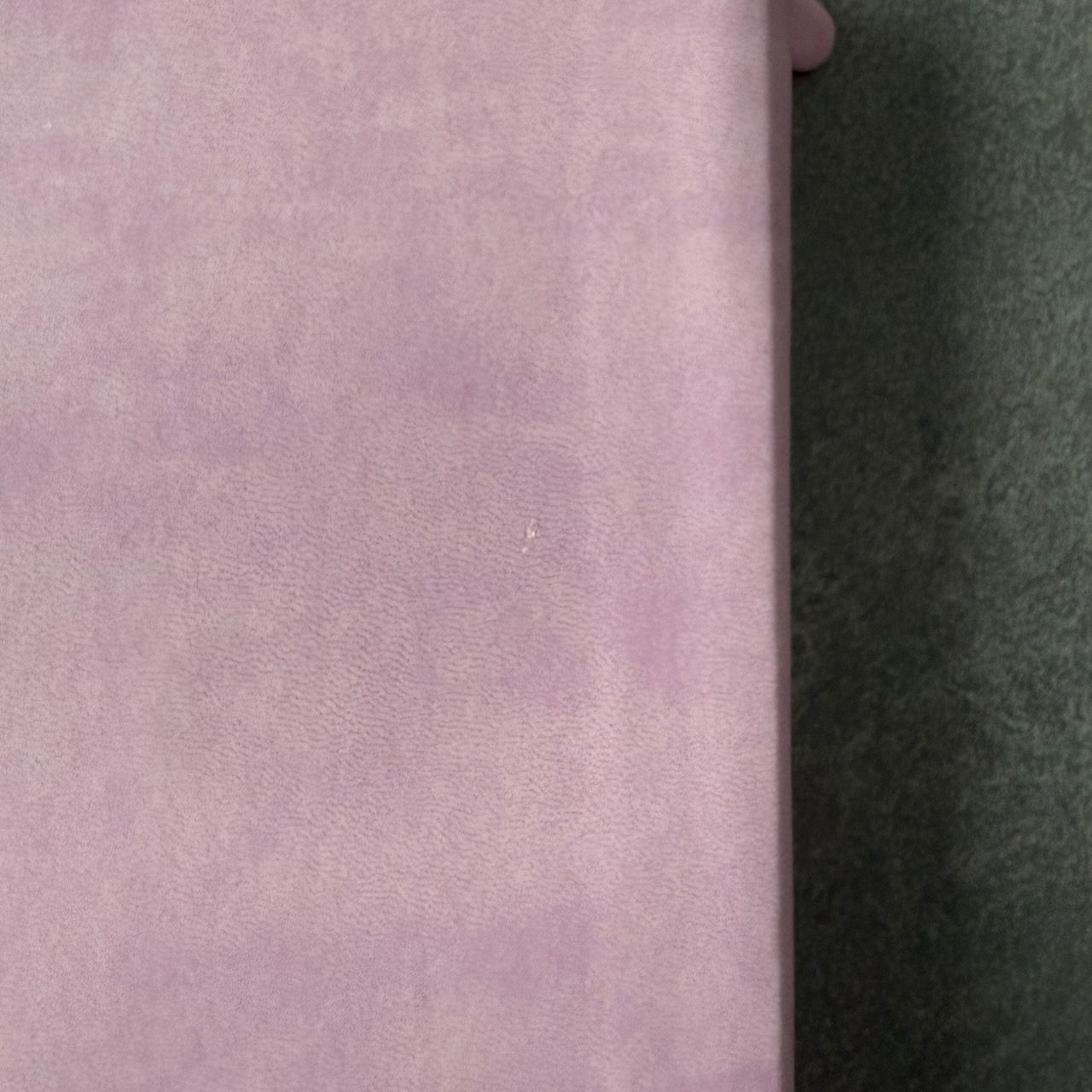 Дисконт 1. Еле заметная синяя черточка на лицевой обложки снизу. Библия 055zti код 24055-18 дизайн "золотое сердце", переплет из искусственной кожи на молнии с индексами, цвет нежно розовый, средний формат, 143*220 мм