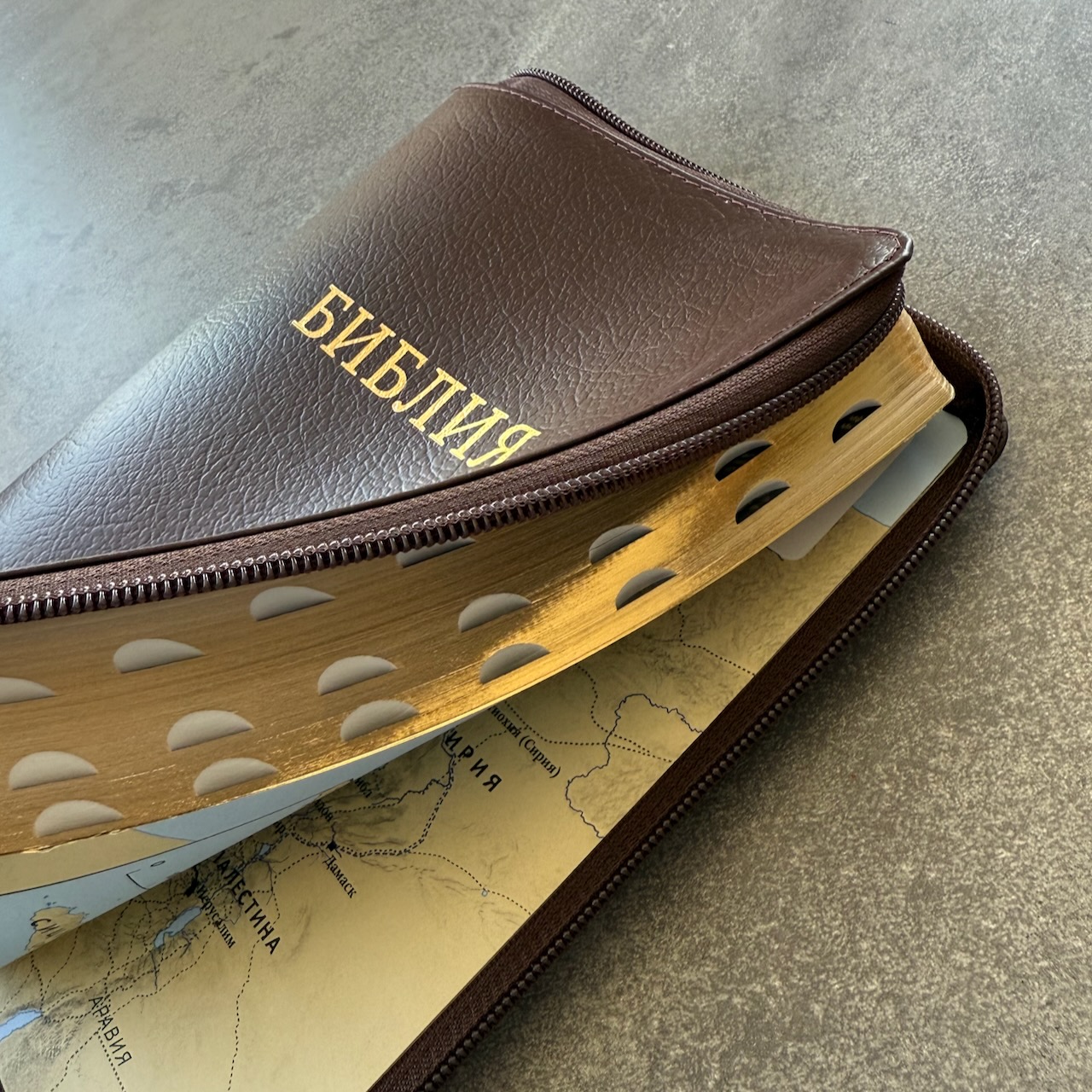 Библия в современном русском переводе 061zti под редакцией Кулакова. Кожаный переплет на молнии с индексами, золотые страницы, Большой формат 162*220мм, цвет темно-коричневый