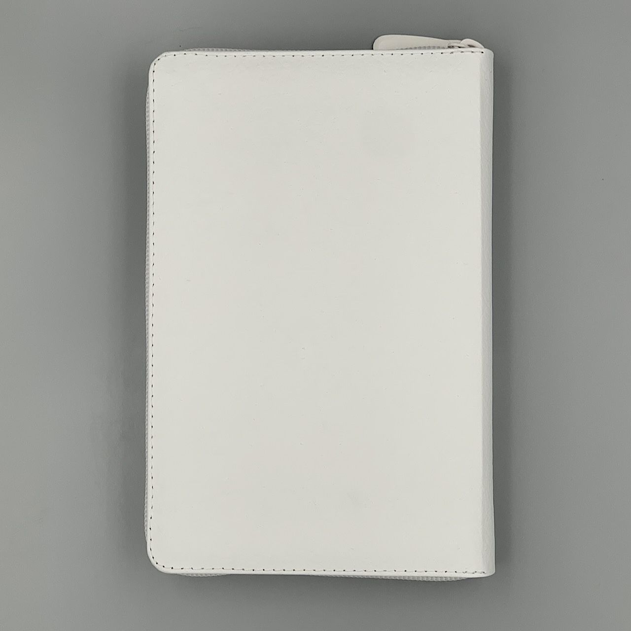 Библия 048 z код 25048-12 дизайн "золотой лев", кожаный переплет на молнии, цвет белый пятнистый, формат 125*195 мм