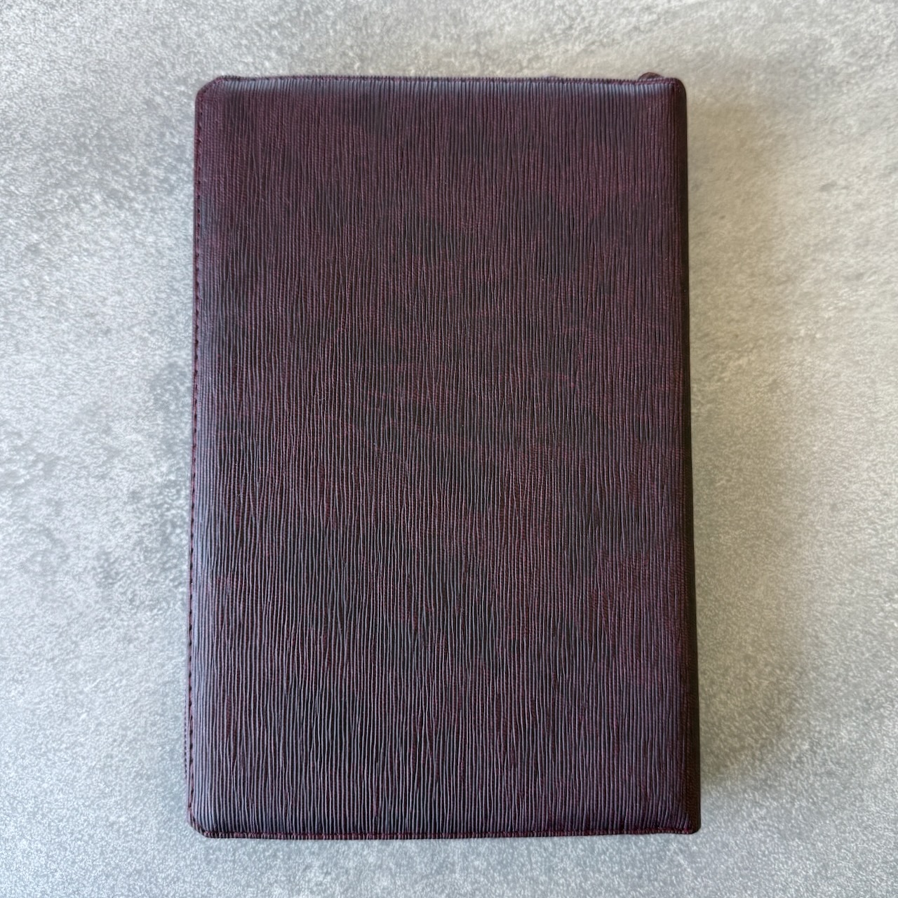 Библия 055z код 25055-53 термо штамп "голубь", переплет из искусственной кожи на молнии, цвет темно-бордовый ребристый средний формат, 143*220 мм