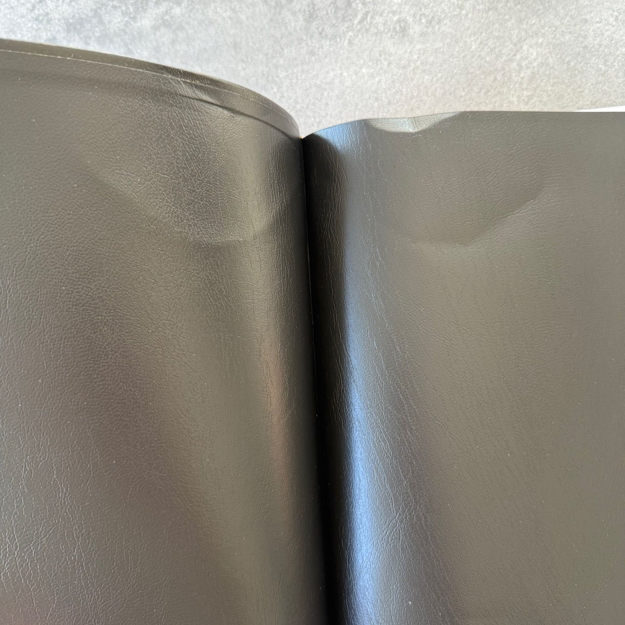 Дисконт небольшая деформация на обложке и внутри страниц. Библия 076 код 23076-38,  дизайн "библия с вензелем", переплет из искусственной кожи, цвет черный, размер 174x243 мм