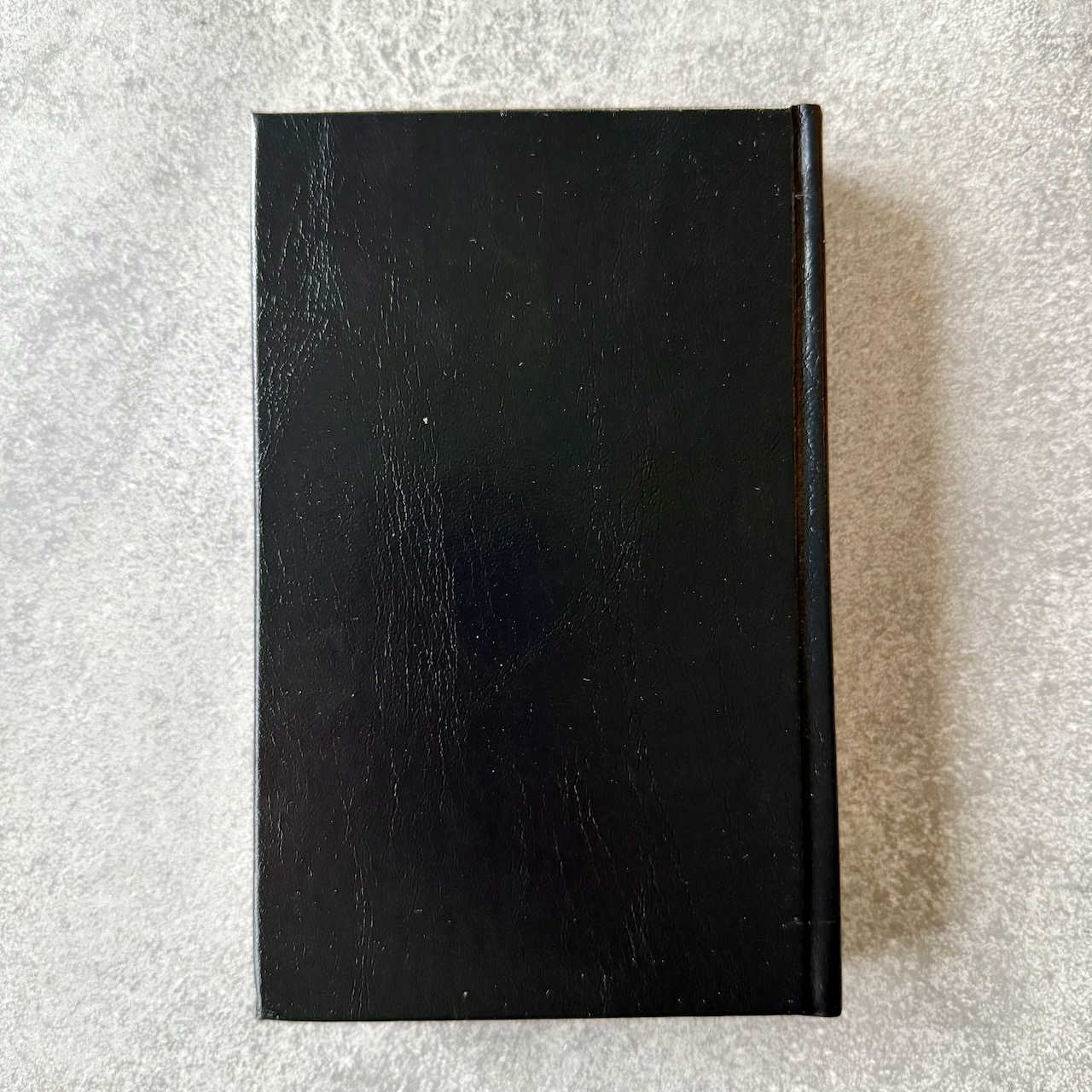 Библия 048 код 25048-57 дизайн "Библия с вензелем", твердый переплет, цвет черный, формат 125*195 мм