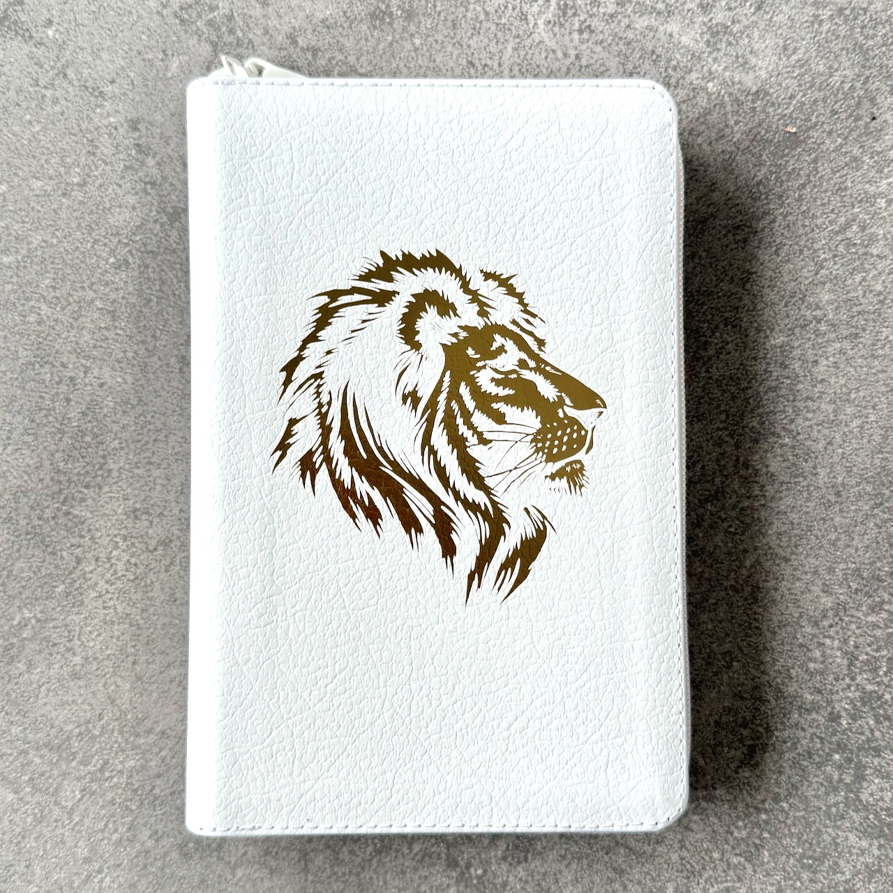 Библия 048 z код 25048-12 дизайн "золотой лев", кожаный переплет на молнии, цвет белый пятнистый, формат 125*195 мм