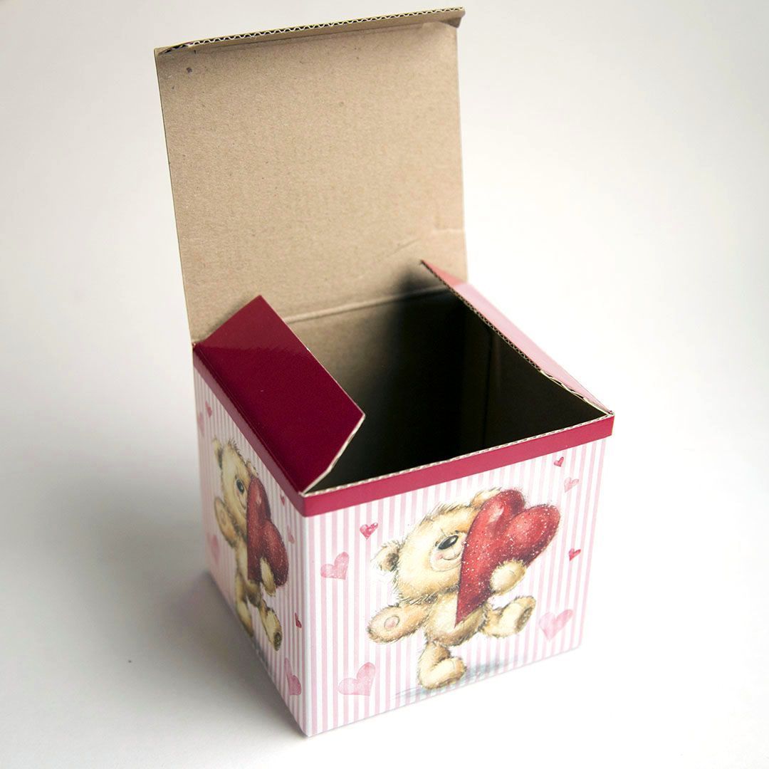 Подарочная цветная коробка для кружки «мишка с сердцем»