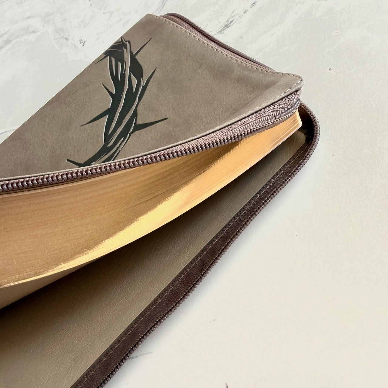 Библия 055 z код 26055-24 термо штамп "терновый венец", переплет из эко кожи на молнии, цвет серо-бежевый, средний формат, 143*220 мм