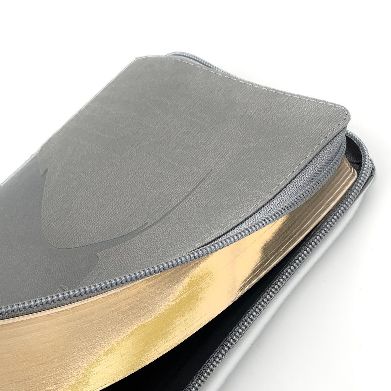 Библия 055z код 25055-51 термо штамп "голубь", переплет из эко кожи на молнии, цвет серый графит ребристый, средний формат, 143*220 мм