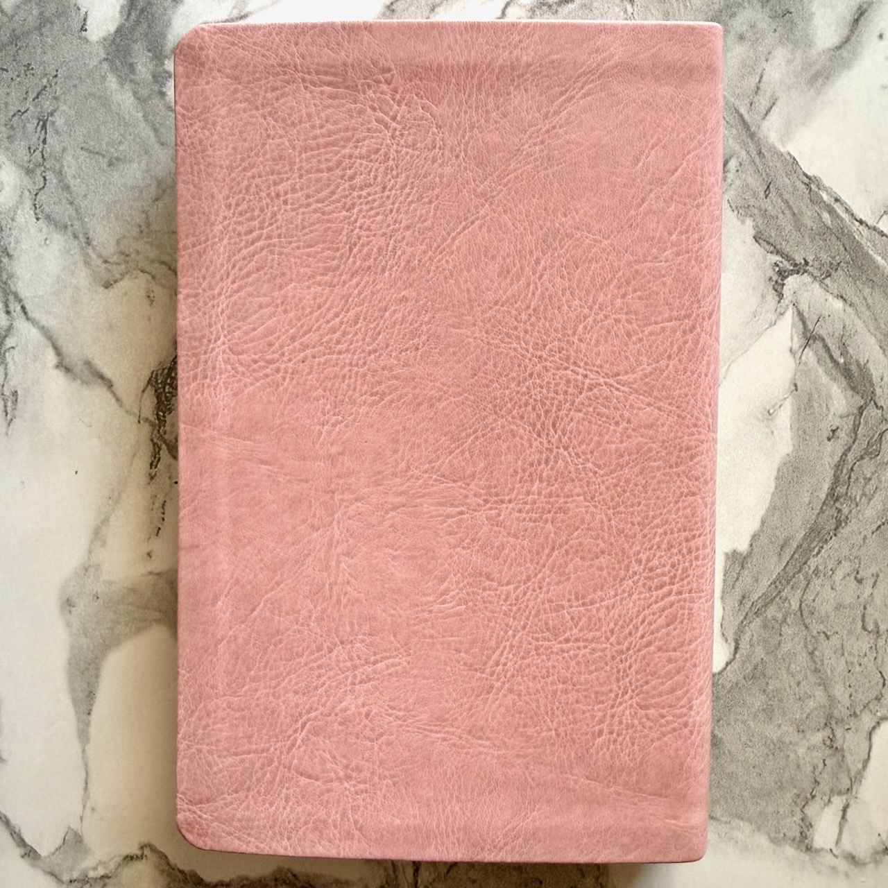 Библия 055 код 26055-44 слово "Библия", переплет из эко кожи, цвет розовый, средний формат, 143*220 мм