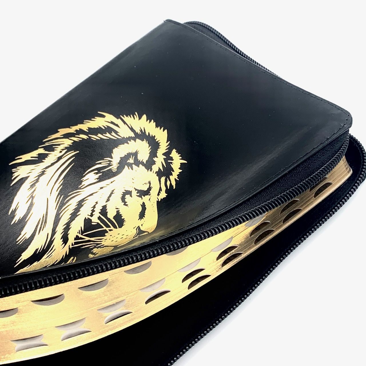 Библия 055zti код 24055-48 дизайн "золотой лев", кожаный переплет на молнии с индексами, цвет черный металлик, средний формат, 143*220 мм