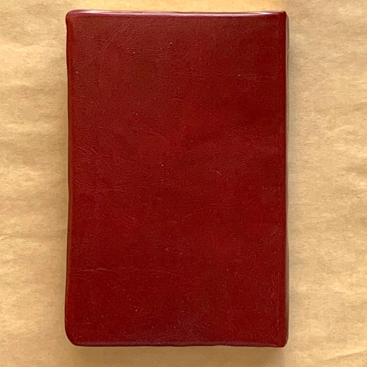 Библия 048 код E1 дизайн "Сердце", переплет искусственной кожи, цвет вишня, формат 125*190 мм, золотой обрез, синодальный перевод, паралельные места по центру страницы, 2 закладки, шрифт 10-11 кегель, цветные карты