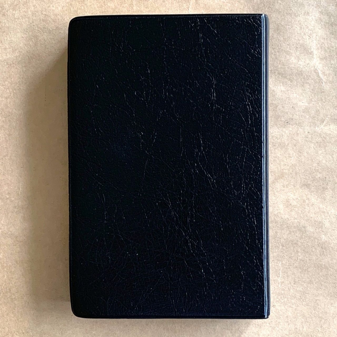 Библия 048 код E3 надпись "библия", переплет искусственной кожи, цвет черный металлик, формат 125*190 мм, золотой обрез, синодальный перевод, параллельные места по центру страницы, 2 закладки, шрифт 10-11 кегель, цветные карты