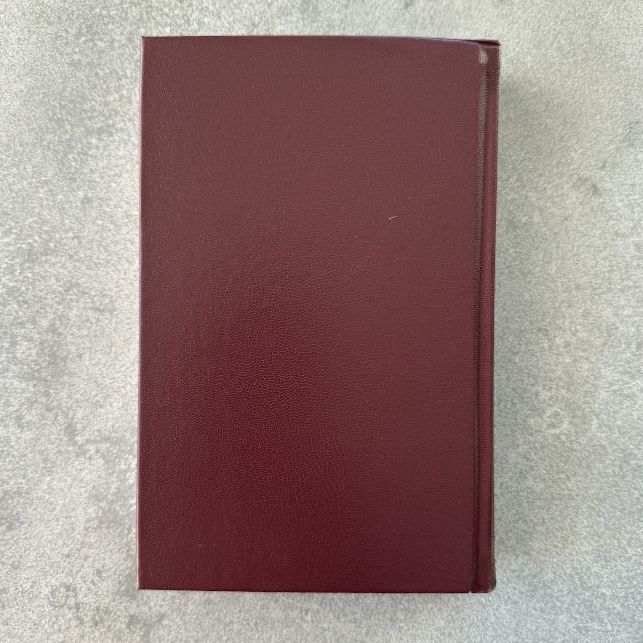 Дисконт помят корешок сверху и снизу. Библия Геце 057, код 25057-2, цвет бордо, твердый переплет, две закладки, цветные карты, приложение Библейский спутник, размер 138*213 мм