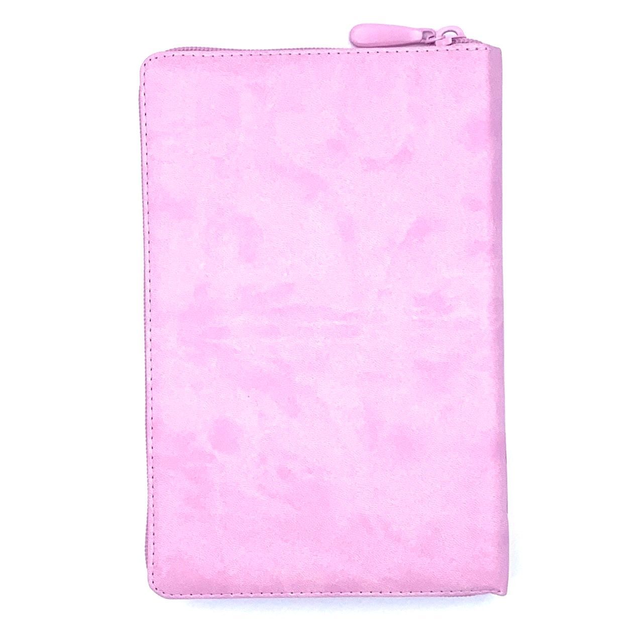 Дисконт 2. Серая точка справа по центру на лицевой обложке. Библия 055zti код 24055-18 дизайн "золотое сердце", переплет из искусственной кожи на молнии с индексами, цвет нежно розовый, средний формат, 143*220 мм