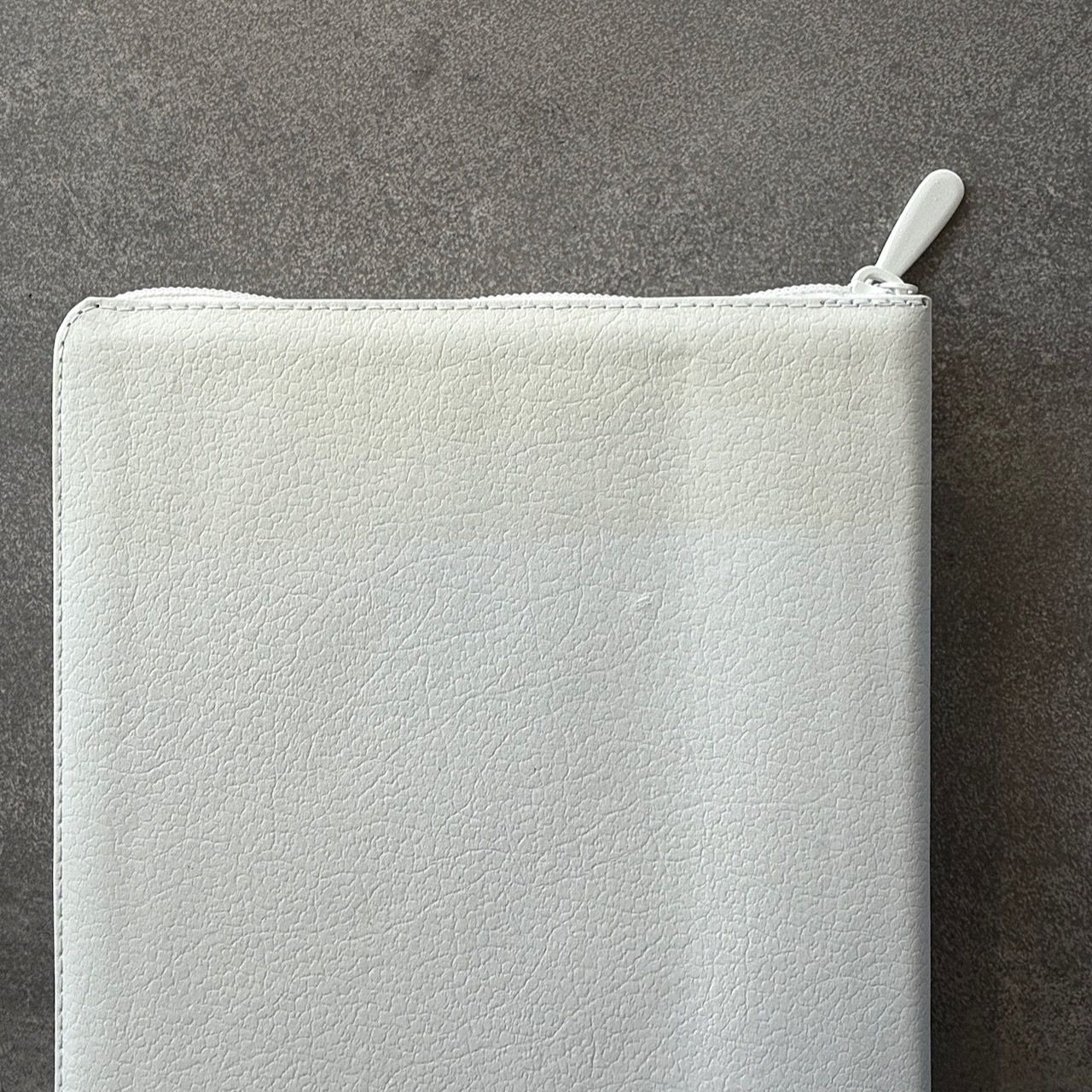 Дисконт. Бело-желтая полоска чуть выше центра спереди и сзади. Библия 076zti код 25076-16, дизайн "слово Библия", кожаный переплет на молнии с индексами, цвет белый пятнистый, размер 170x243 мм