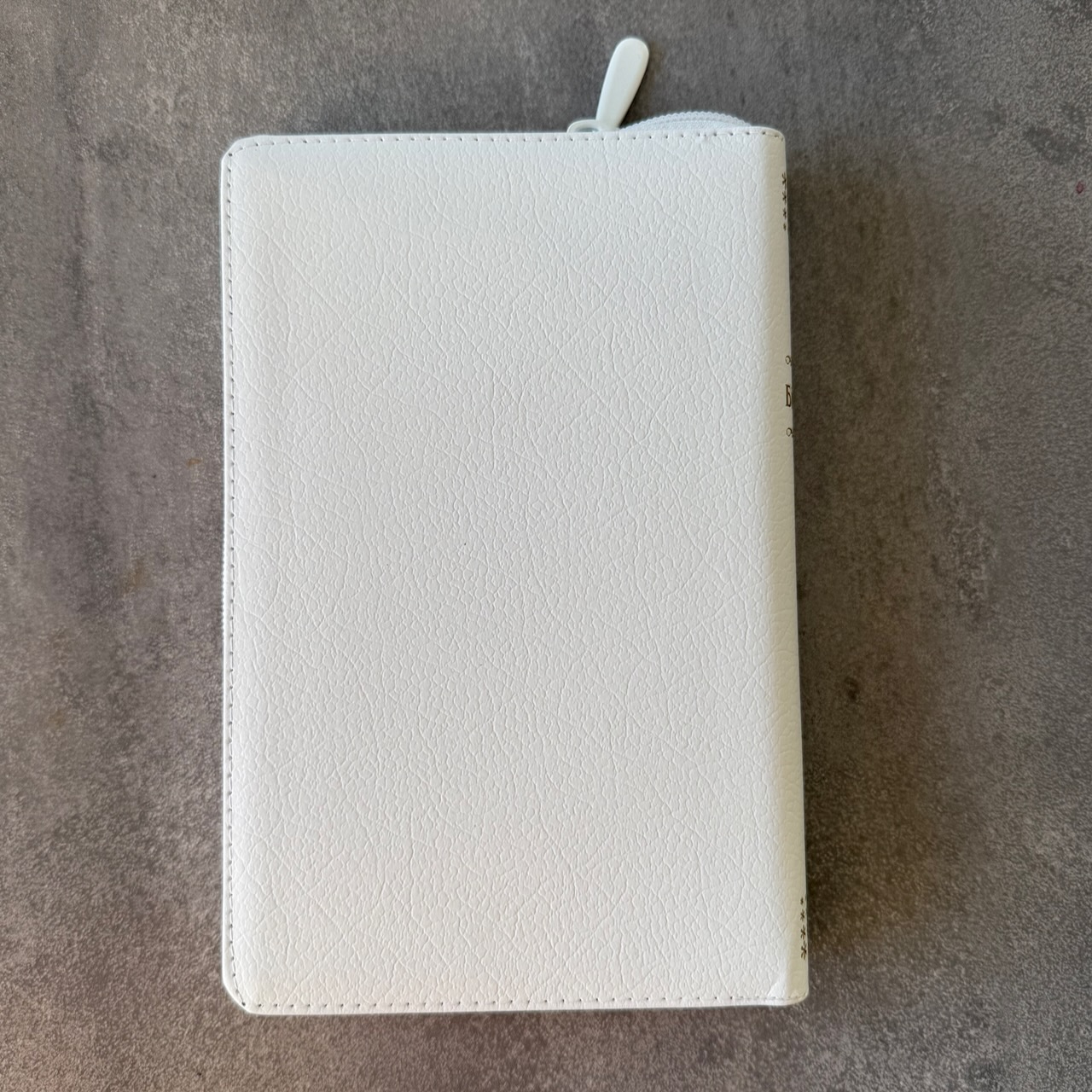 Библия Геце 057z, код 25057-22,  цвет белый пятнистый, кожаный переплет на молнии, золотой обрез, две закладки, цветные карты, приложение Библейский спутник, размер 145*220 мм