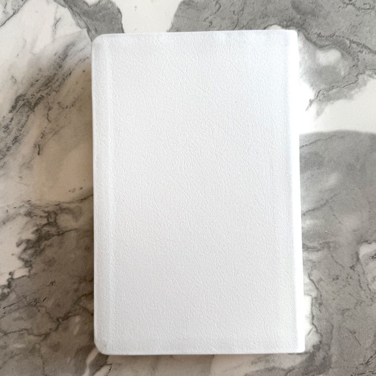 Библия 055 код 26055-17 надпись "Библия", кожаный переплет, цвет белый пятнистый, средний формат, 143*218 мм