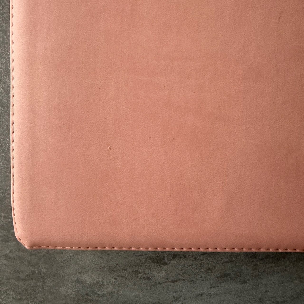  Дисконт №3. Серая точка с задней стороны обложки внизу слева. Библия 076z код 25076-45, дизайн "розово-золотое сердце", переплет из эко кожи на молнии,  цвет розово-золотой, размер 170x240 мм