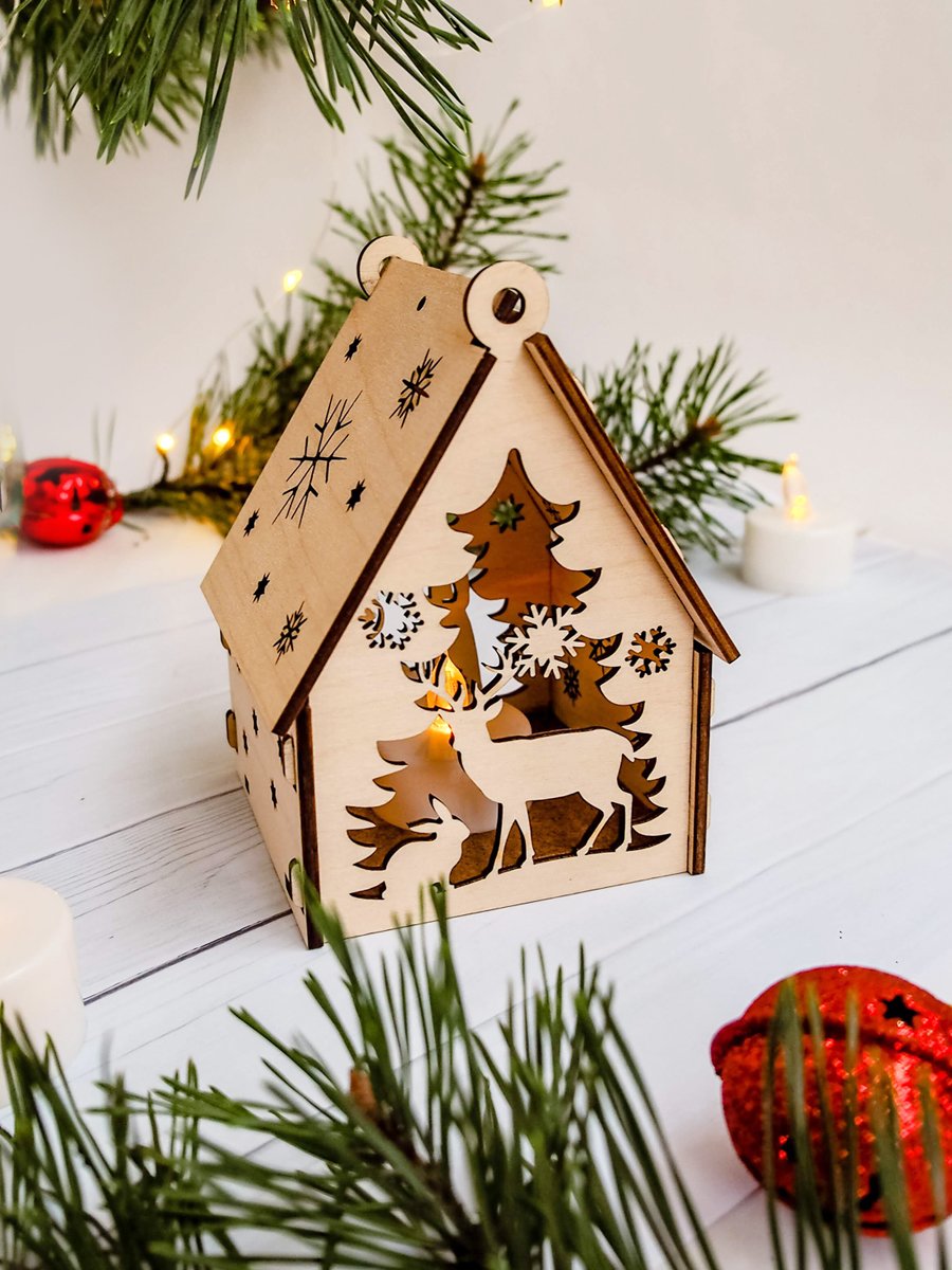 Сборная модель-конструктор  "Домик рождественский с подсветкой Рождение Иисуса - домашние животные" из 8 деталей, размер в собранном виде 8х8х11,5 см, Материал: фанера. В комплекте светодиодная свеча с батарейкой. Цвет коробки синий