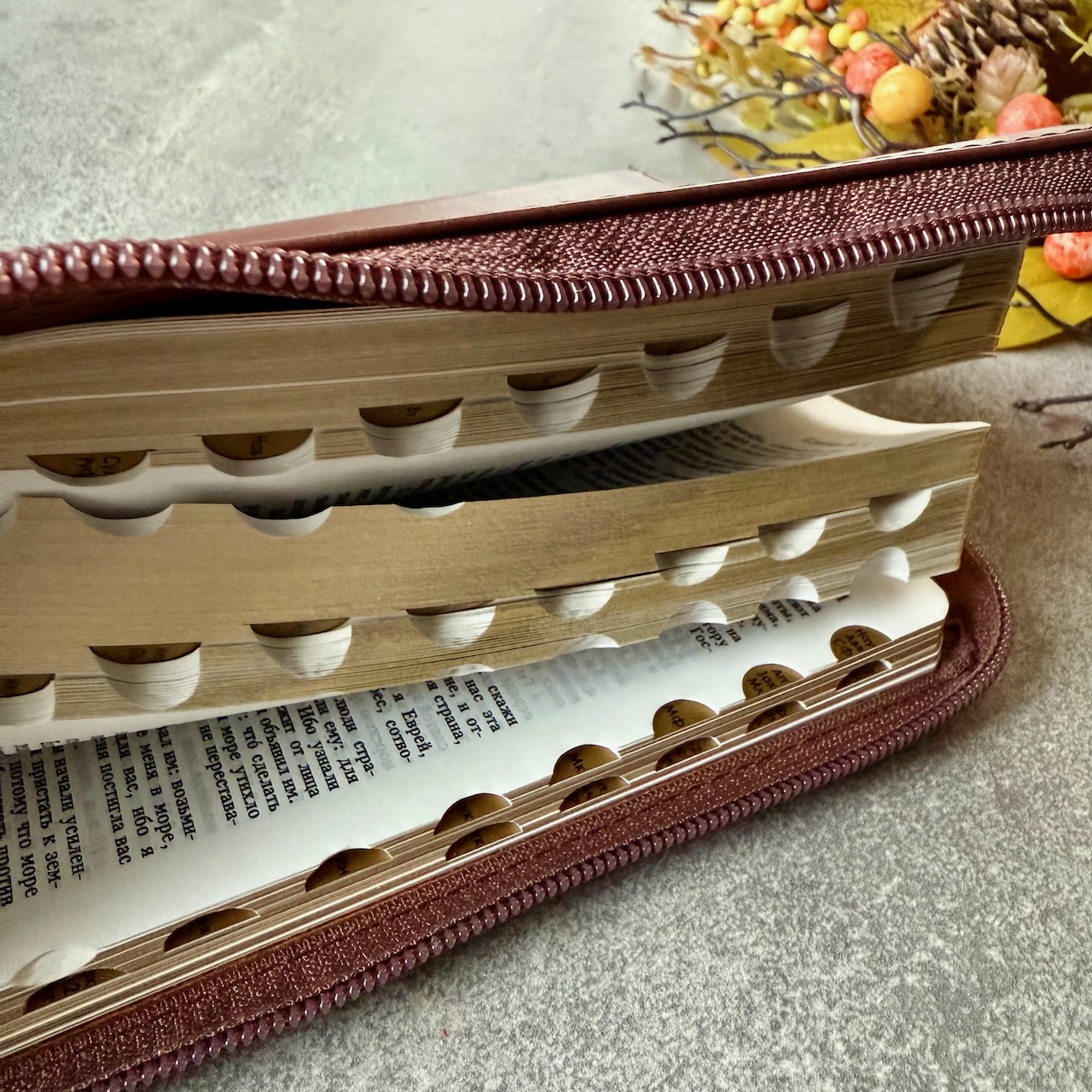 Библия 048 zti код 25048-25  дизайн "термо штамп руки молящегося", кожаный переплет на молнии с индексами, цвет коричневый, формат 125*195 мм