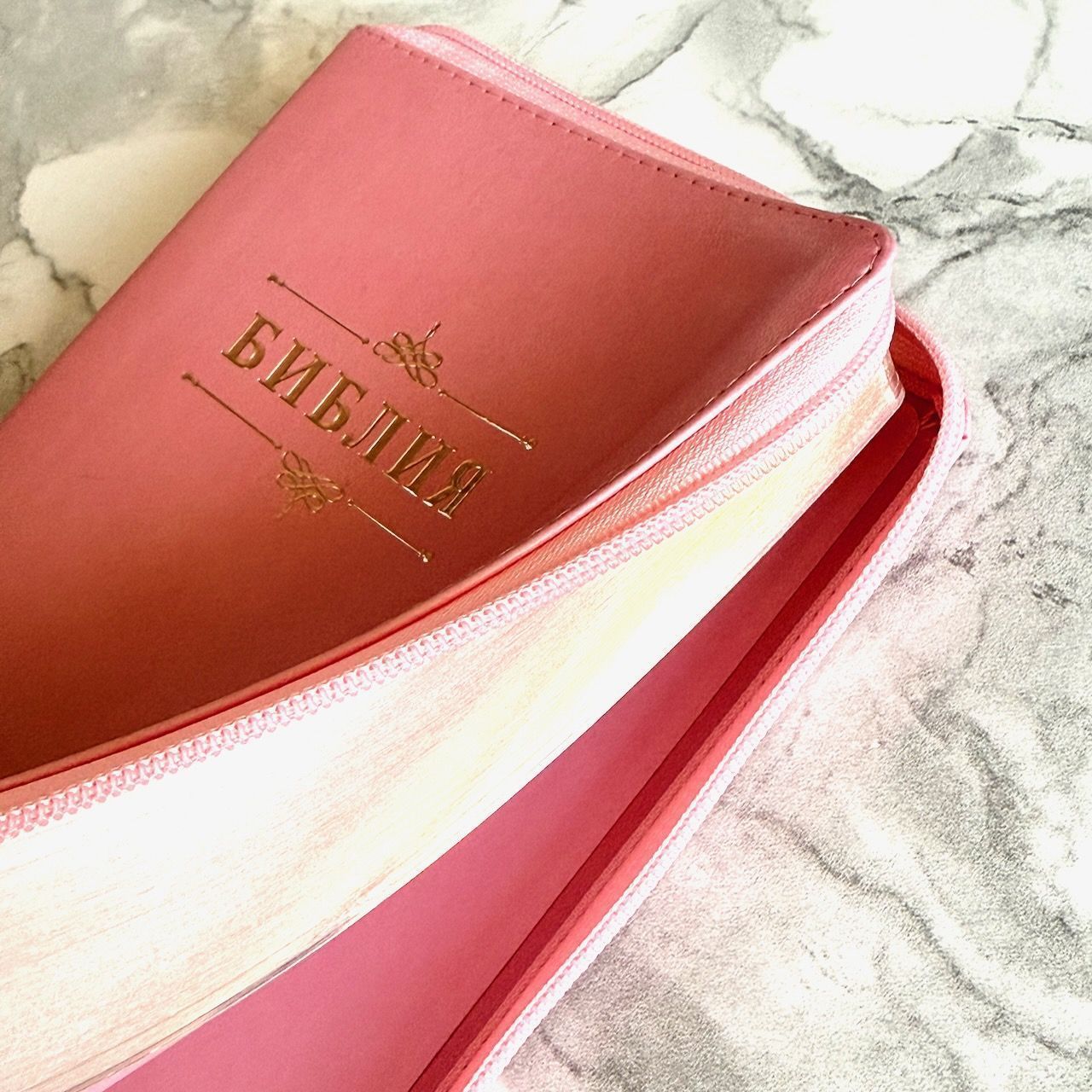 Библия 055z код 26055-37  слово "Библия с вензелем", переплет из эко кожи на молнии, цвет розовый, средний формат, 143*220 мм