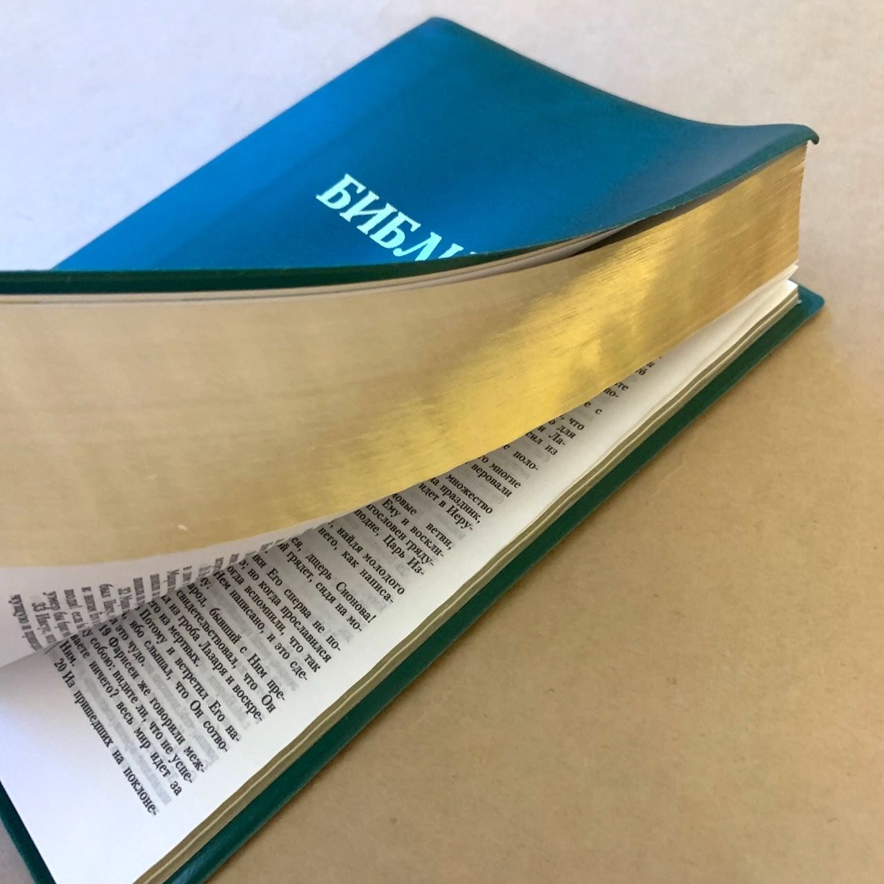 Библия 048 код E6 надпись "библия", переплет искусственной кожи, цвет зеленый, формат 125*190 мм, золотой обрез, синодальный перевод, параллельные места по центру страницы, 2 закладки, шрифт 10-11 кегель, цветные карты