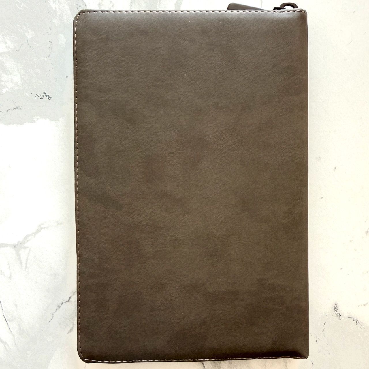 Библия 055 z код 26055-24 термо штамп "терновый венец", переплет из эко кожи на молнии, цвет серо-бежевый, средний формат, 143*220 мм