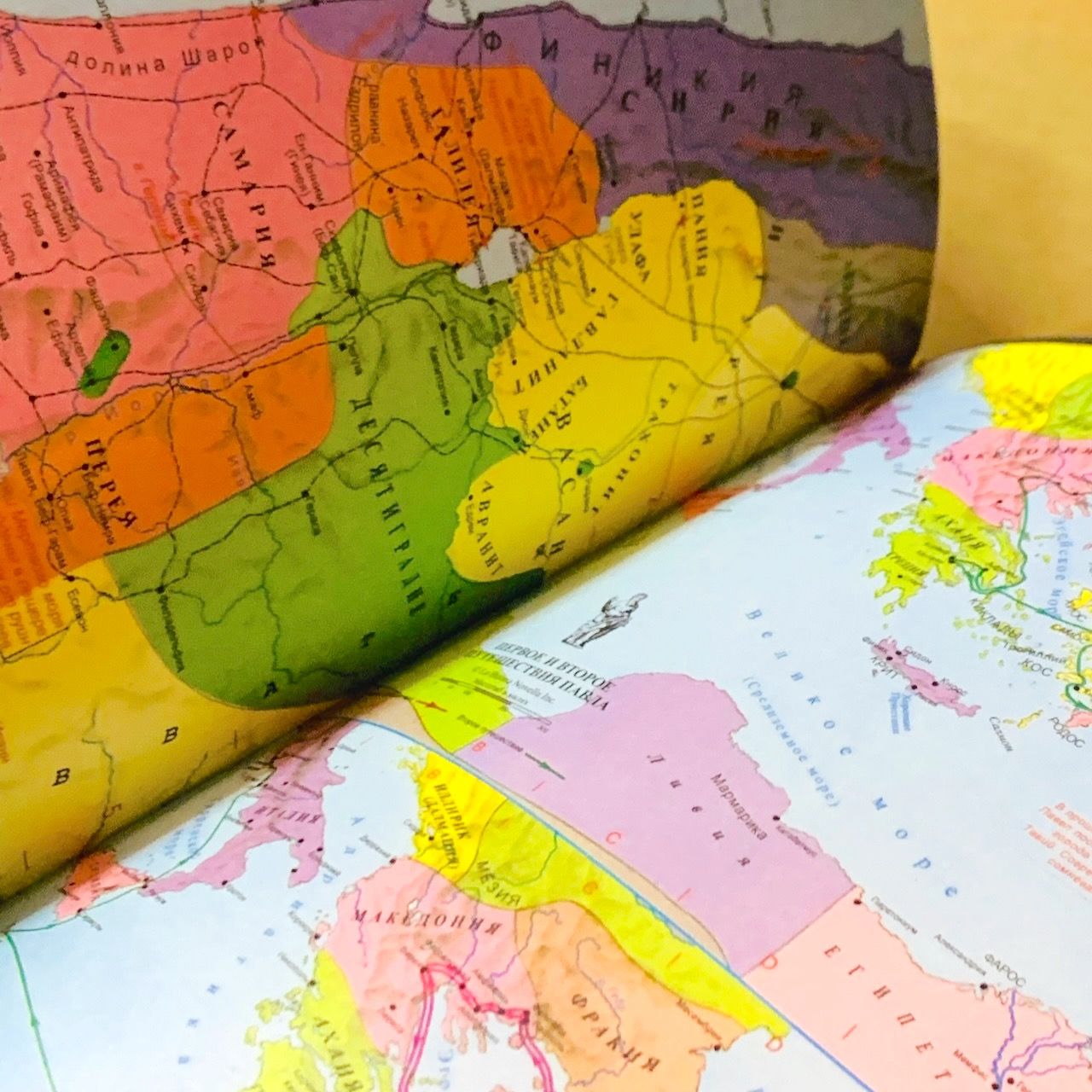 Библия 048 код E8 надпись "библия", переплет искусственной кожи, цвет черный, формат 125*190 мм, золотой обрез, синодальный перевод, паралельные места по центру страницы, 2 закладки, шрифт 10-11 кегель, цветные карты