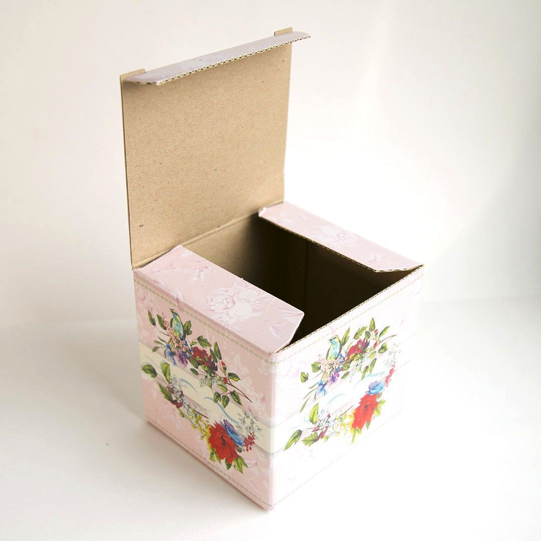 Подарочная цветная коробка для кружки «цветы»