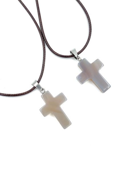 Кулон "Крестик"  (размер 17 на 25 мм) из камня, цвет молочный с фиолетовыми вставками на кожаном шнурочке с металлической застежкой (дополнительно можно увеличить на 3 см) код №6