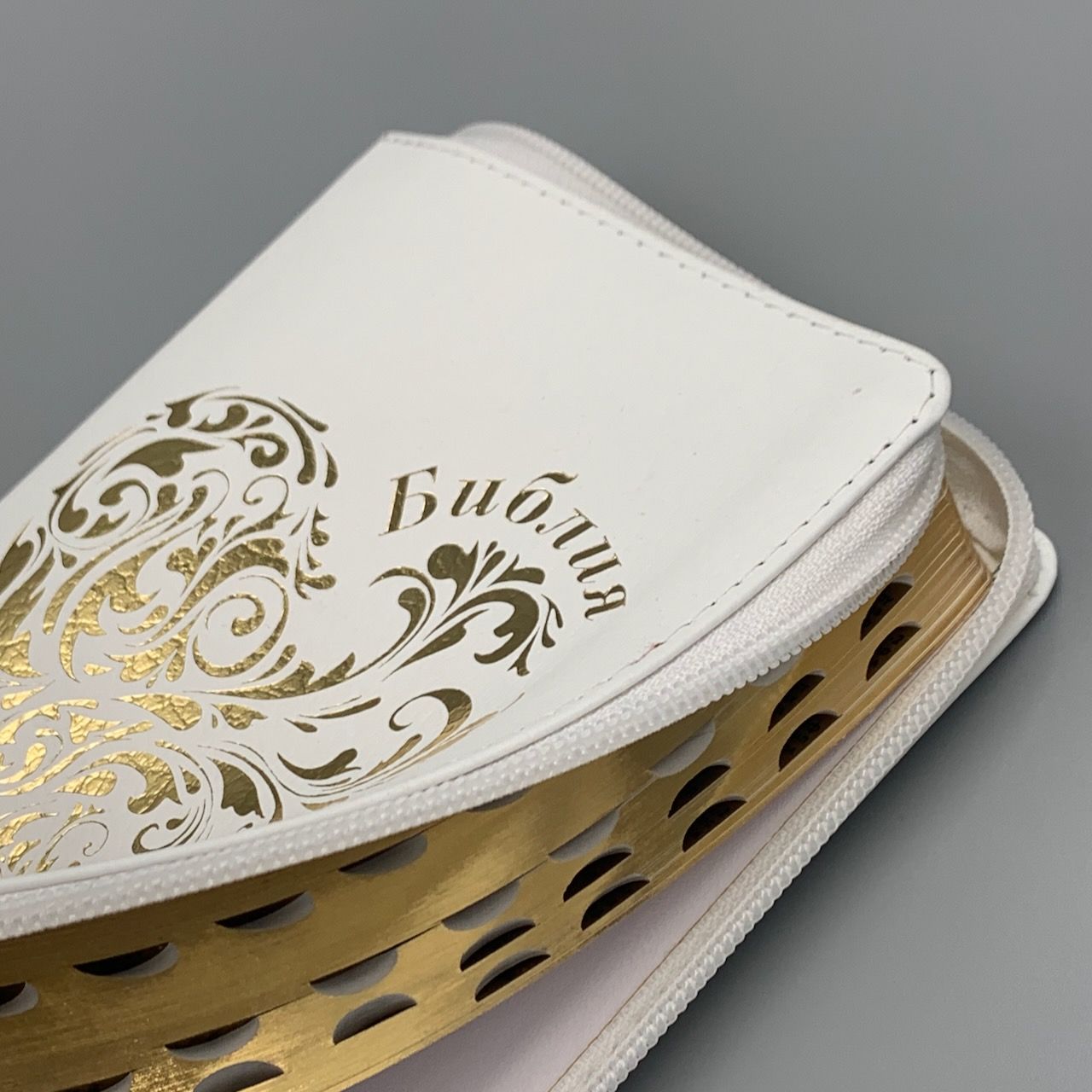 Библия 048 zti код 25048-8 дизайн "золотое сердце", кожаный переплет на молнии с индексами, цвет белый пятнистый, формат 125*195 мм