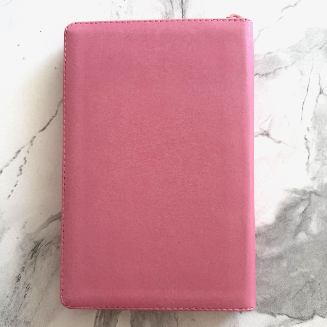 Библия 055 zti код 26055-21 дизайн "розово-золотое сердце", переплет из эко кожи на молнии с индексами, цвет рзовый, средний формат, 143*220 мм