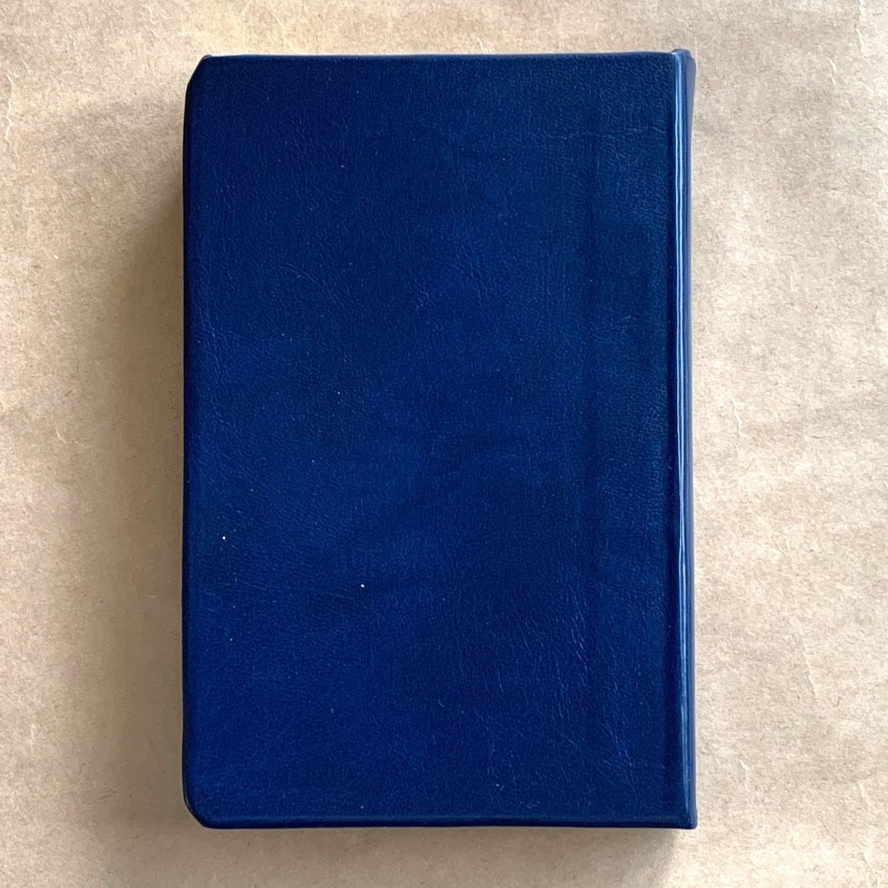 Библия 048 код E9 надпись "библия", переплет искусственной кожи, цвет темно-синий, формат 125*190 мм, золотой обрез, синодальный перевод, паралельные места по центру страницы, 2 закладки, шрифт 10-11 кегель, цветные карты