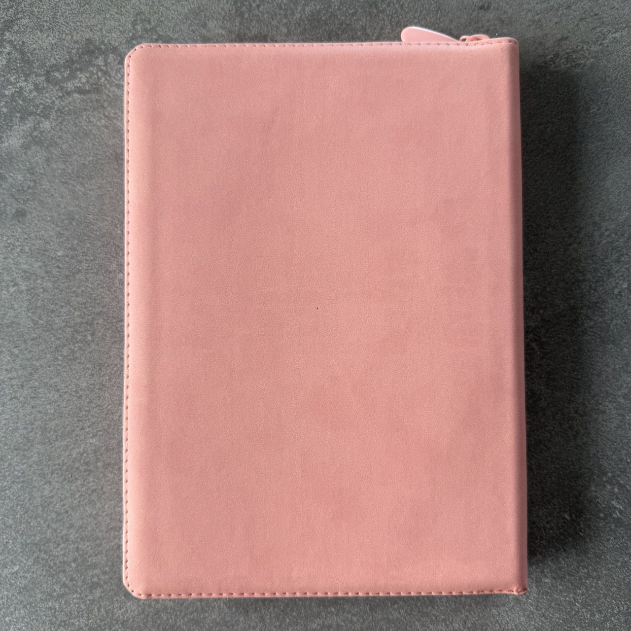 Дисконт №1 на задней стороне белая точка справа по центру. Библия 076zti код 25076-40, дизайн "розово-золотое сердце", переплет из эко кожи на молнии с индексами,  цвет розовый, размер 170x240 мм