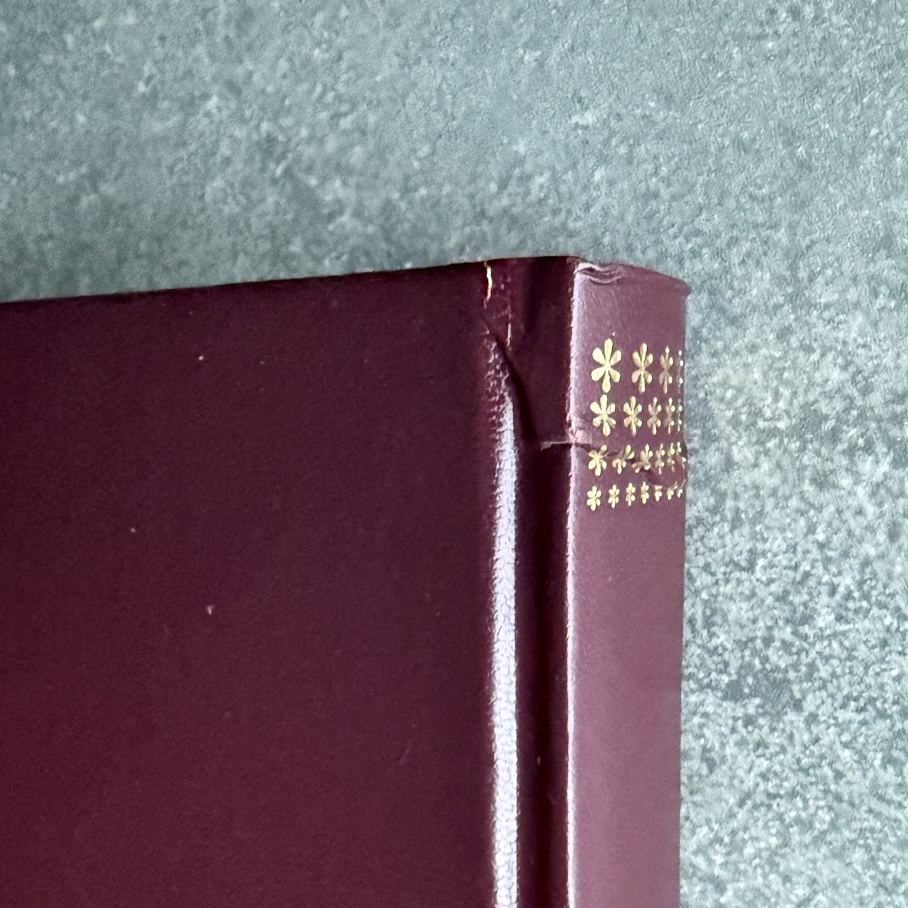 Дисконт помят корешок сверху и снизу. Библия Геце 057, код 25057-2, цвет бордо, твердый переплет, две закладки, цветные карты, приложение Библейский спутник, размер 138*213 мм