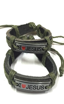 Браслет кожаный с металлической платиной с надписью "I love JESUS", темно-зеленые шнурочки