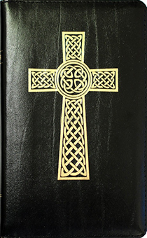 Библия 048z  код 35.2  (кельтский крест,кожаный переплет на молнии, цвет черный, средний формат, 130*195 мм,парал. места по центру страницы, 2 закладки, цветные карты, план чтения Библии)