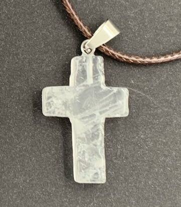 Кулон "Крестик"  (размер 17 на 25 мм) из камня, цвет прозрачное стекло на кожаном шнурочке с металлической застежкой (дополнительно можно увеличить на 3 см) код №1