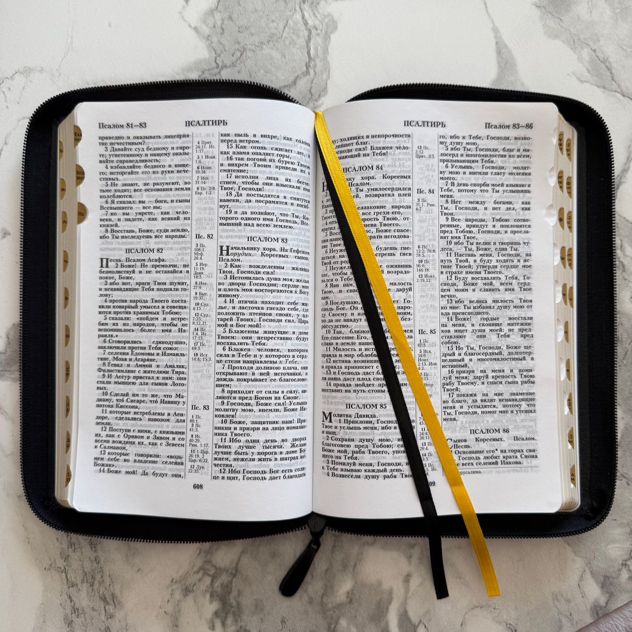 Библия 055zti код 26055-3 слово "Библия с вензелем", кожаный переплет на молнии с индексами, цвет черный пятнистый, средний формат, 143*220 мм