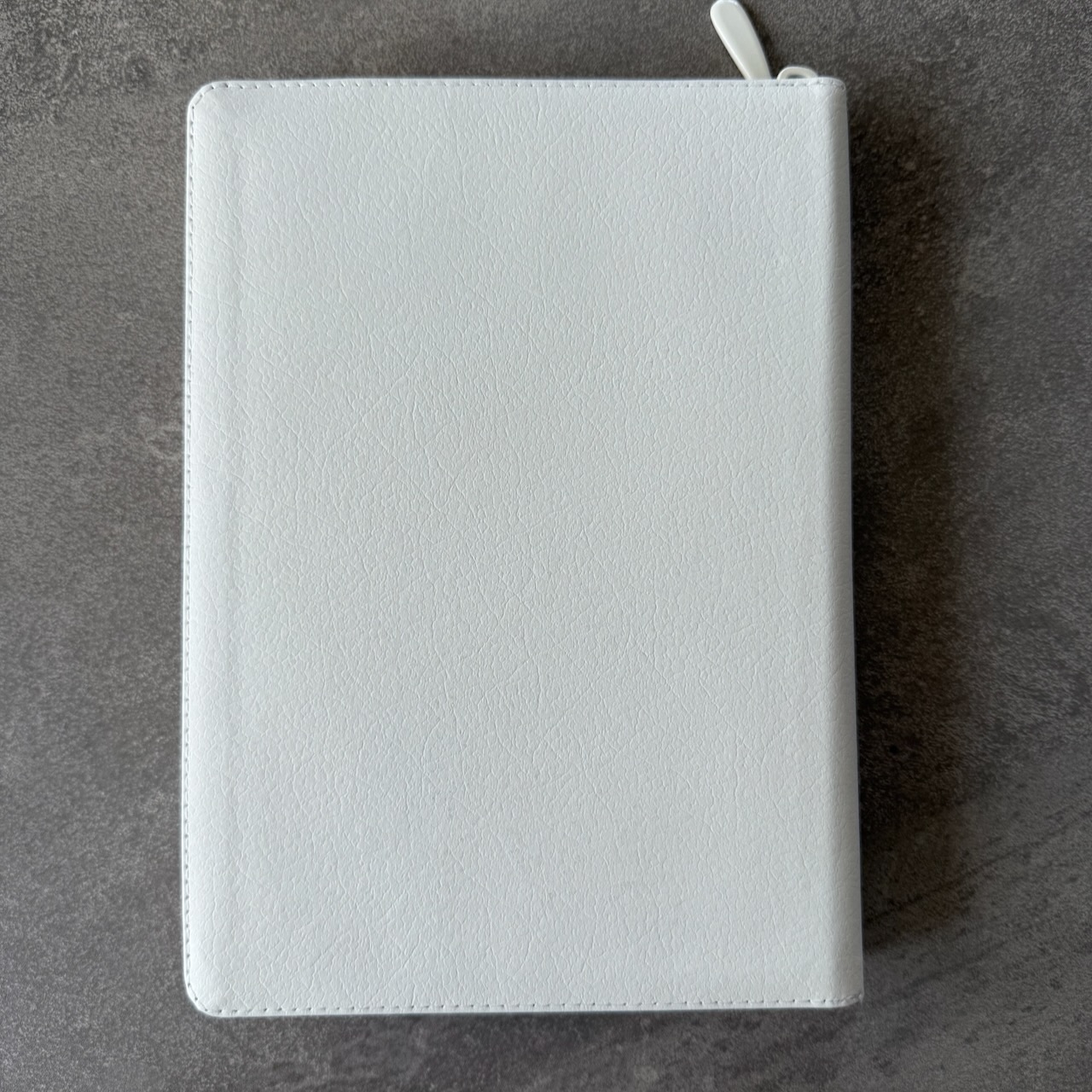 Библия 076zti код 25076-16, дизайн "слово Библия", кожаный переплет на молнии с индексами, цвет белый пятнистый, размер 170x243 мм