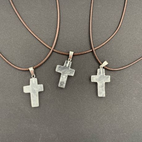 Кулон "Крестик"  (размер 17 на 25 мм) из камня, цвет прозрачное стекло на кожаном шнурочке с металлической застежкой (дополнительно можно увеличить на 3 см) код №1