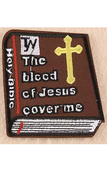 Нашивка для одежды, сумки - Библия и надпись"The blood of Jesus cover me"  перевод "Кровь Иисус покрыла меня", размер 6,8 на 8 см