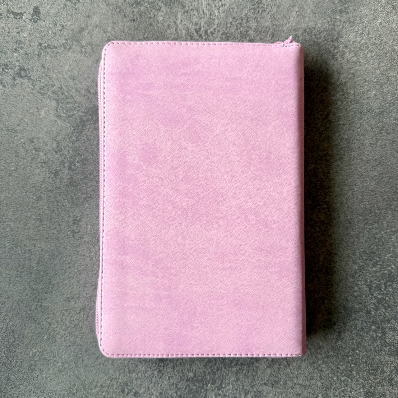 Библия 048 zti код 25048-28  дизайн "золотое сердце", переплет из искусственной кожи на молнии с индексами, цвет розовый , формат 125*195 мм