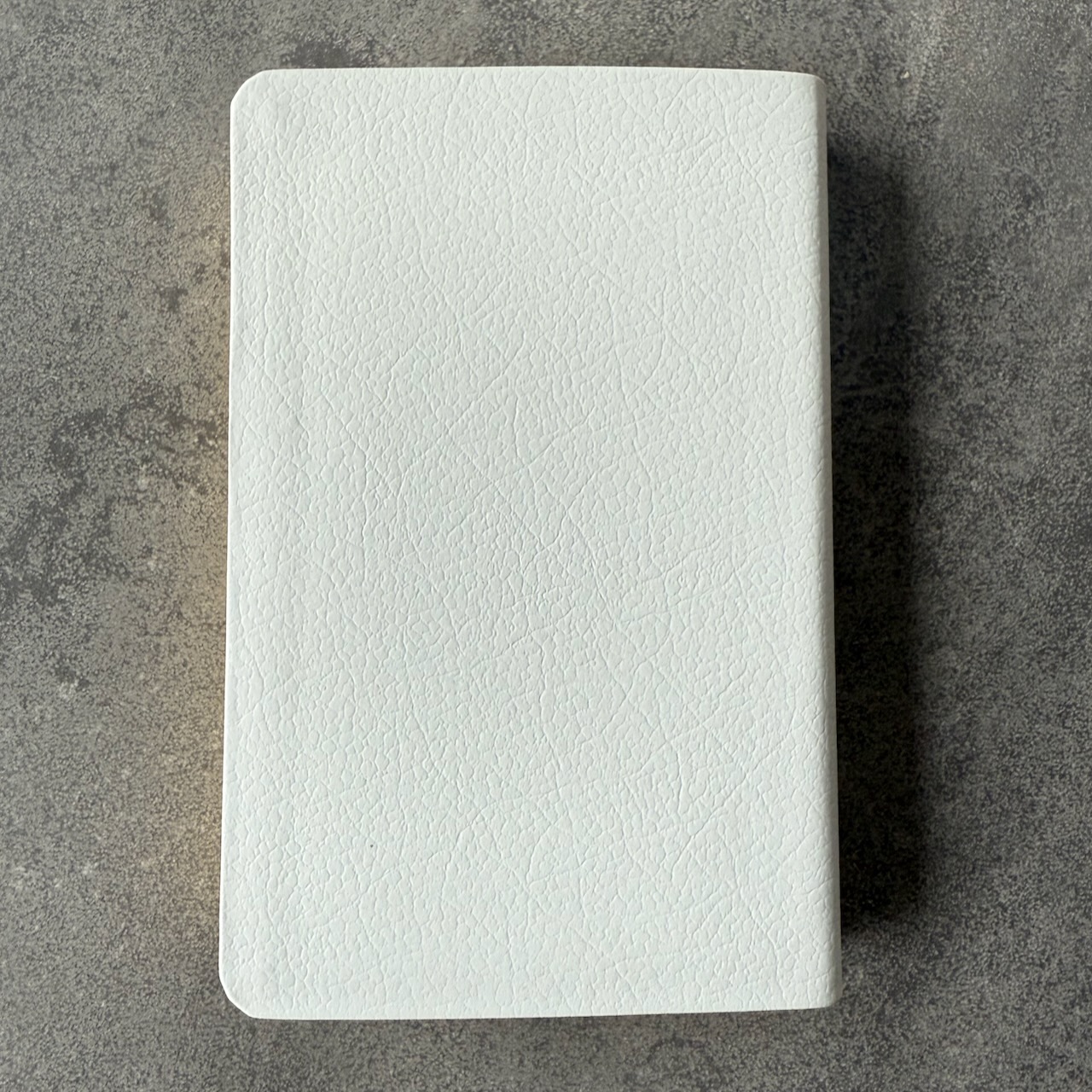 Библия 048 код 25048-22 дизайн "золотое сердце", кожаный переплет, цвет белый пятнистый, формат 125*195 мм