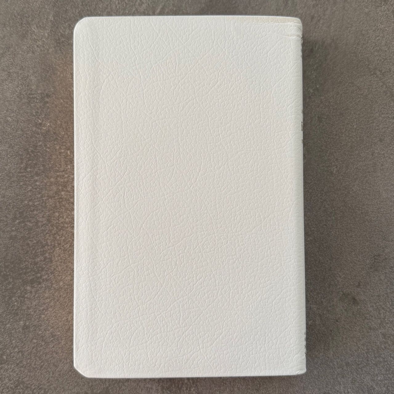 Дисконт светло-зеленое пятнышко с задней стороны обложки. Библия Геце 057, код 25057-16, цвет белый пятнистый, кожаный переплет, золотой обрез, две закладки, цветные карты, приложение Библейский спутник, размер 140*216 мм