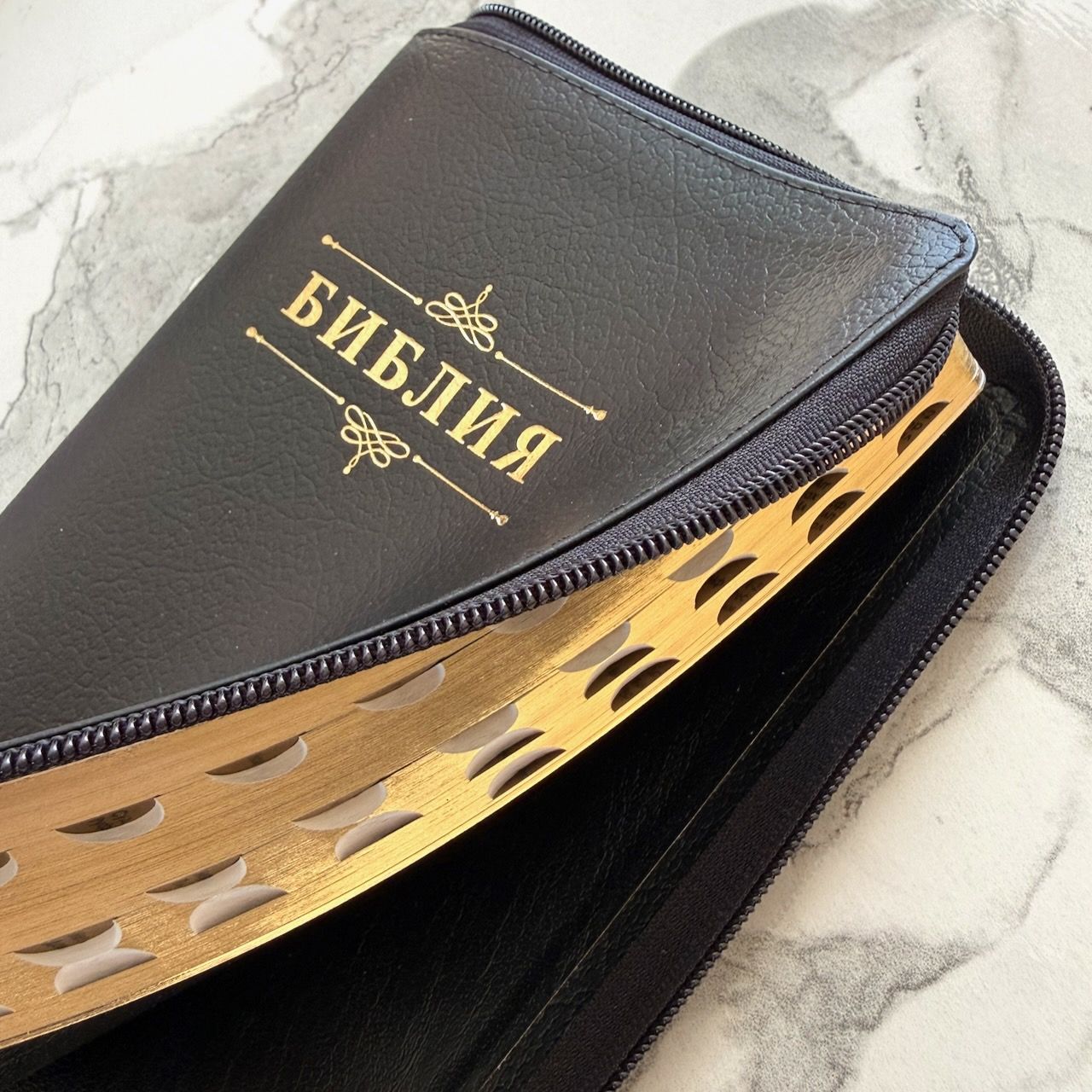 Библия 055zti код 26055-3 слово "Библия с вензелем", кожаный переплет на молнии с индексами, цвет черный пятнистый, средний формат, 143*220 мм